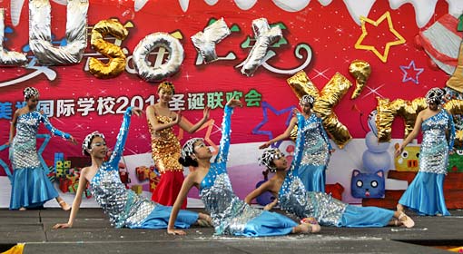  中學(xué)部隆重舉行“2011歡樂圣誕”聯(lián)歡會 