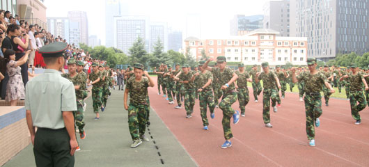 2013年中學(xué)部軍訓(xùn)結(jié)業(yè)典禮