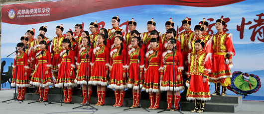  五月民歌滿美視--中學(xué)部世界風(fēng)民族情歌詠會(huì)在校體育館登臺(tái)亮相 