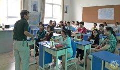  7月15日 四川大學(xué)周教授來(lái)訪中美英才班 