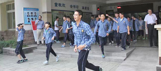  安全意識常在心——中學(xué)部2015防災(zāi)減災(zāi)疏散演練 