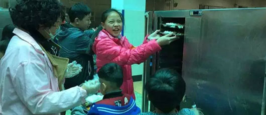  【愛心在行動】志愿服務,讓愛傳遞--小學六年級回饋母?；顒?