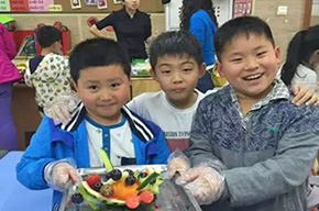  【家長課堂】水果總動員，創(chuàng)意歡樂多--二?四班水果拼盤課 