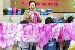  靈動(dòng)扎染多彩校園 自貢扎染美視師一學(xué)校DIY活動(dòng)歡樂舉辦 