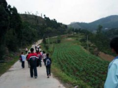 我校師生到金堂鹽井學(xué)校開展“手拉手”活動