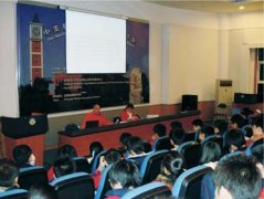 外籍教師Nico開展題為《sportsmanship》（運(yùn)動(dòng)員精神）的講座