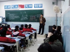 高新區(qū)語文教研組帶領(lǐng)區(qū)語文教師在我校聽課