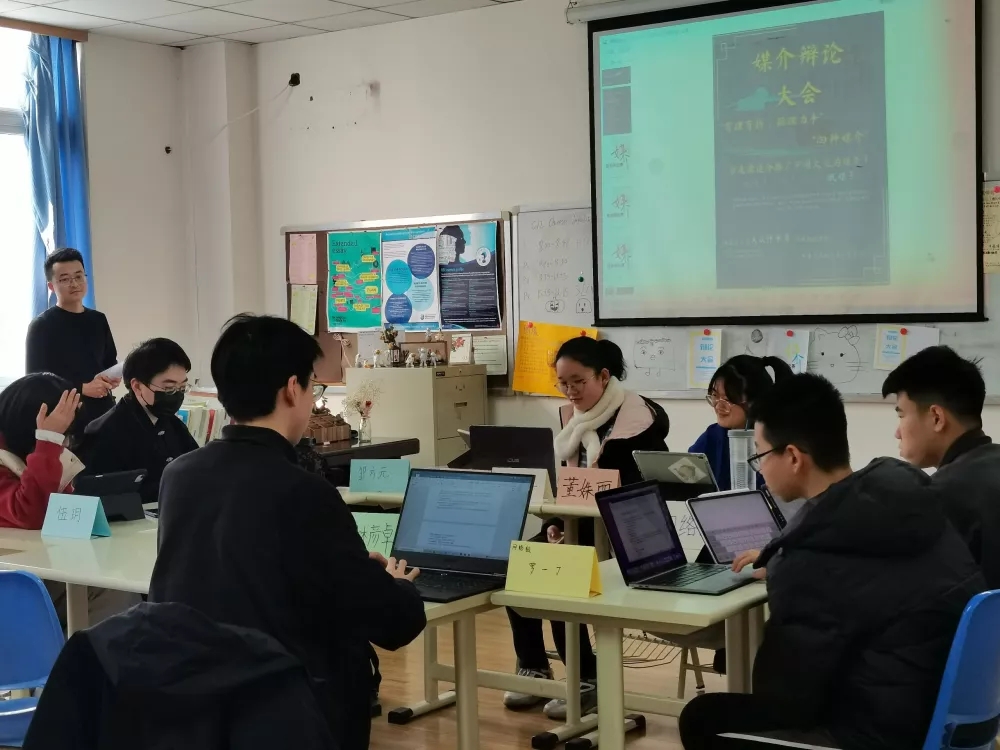 模擬媒介辯論大會(huì)丨看花季少年如何唇槍舌戰(zhàn)？