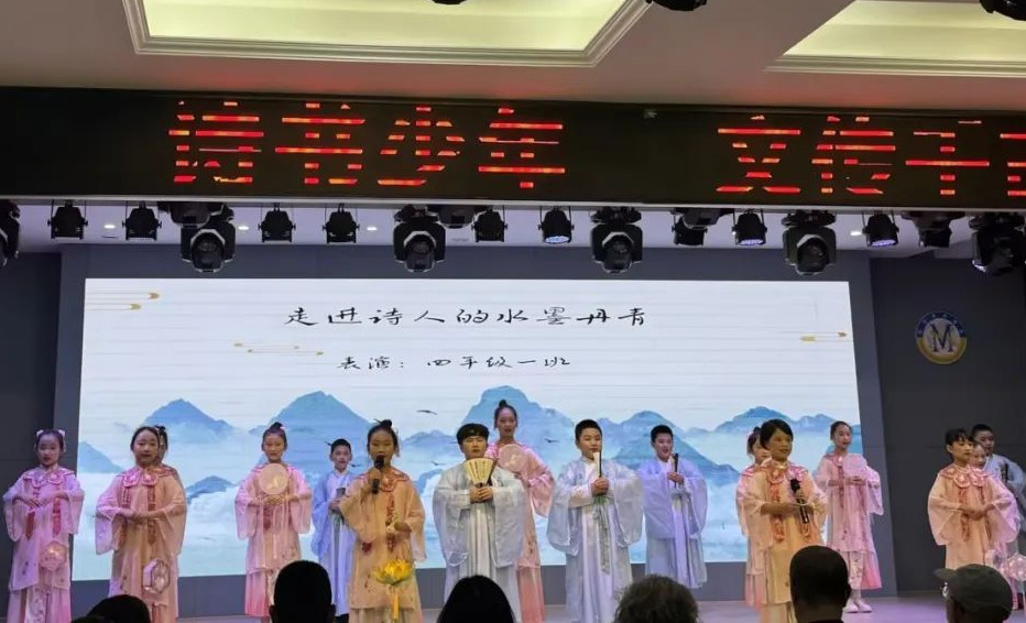 詩語少年 文傳千古——中國部·小學(xué)舉行書香校園頒獎(jiǎng)典禮
